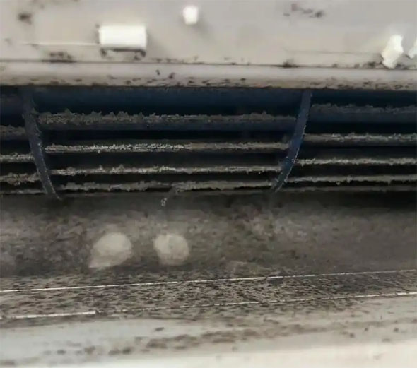 龙文空调吹的风有股烧焦味是怎么回事